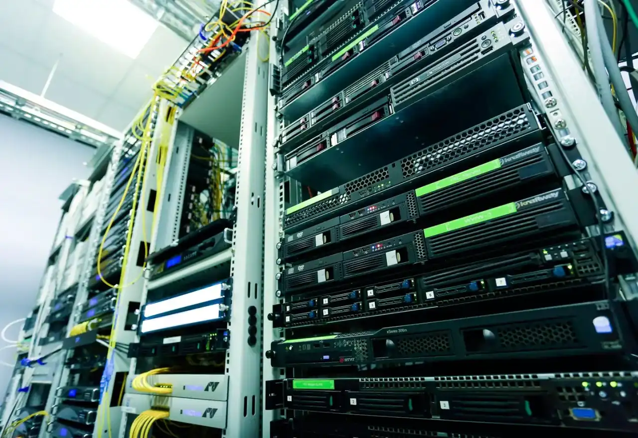 Rack réseau sécurisé avec câblage structuré